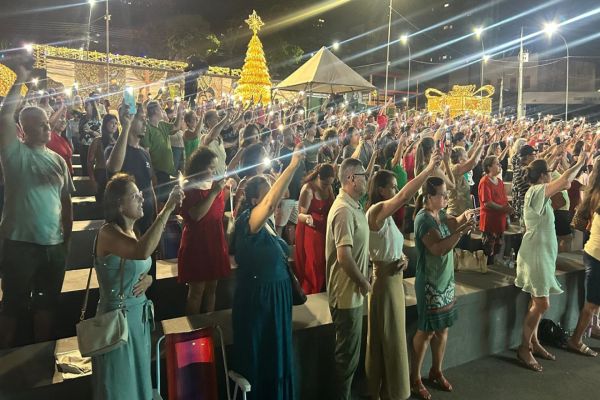 Abertura do Natal das Cataratas: Luz, Águas e Magia reúne milhares de pessoas na Praça da Paz